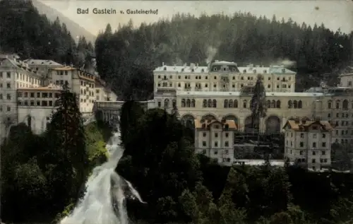 Ak Bad Gastein Badgastein in Salzburg, Wasserfall im Vordergrund, mehrstöckige Gebäude über Schlu
