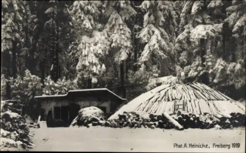 Ak Freiberg in Sachsen, Schneebedeckte Landschaft, Holzstapel, kleine Hütte, Fotografie von A. He