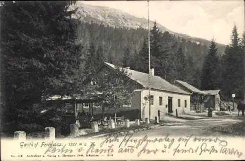 Ak Nassereith in Tirol, Gasthof Fernpass, Straßenpartie