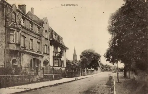 Ak Sarrebourg Saarburg Lothringen Moselle,  Straßenszene, Kirchturm, D. Bergeret, Strasbourg