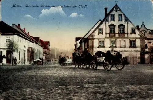 Ak Jelgava Mitau Lettland, Deutsche Kolonnen passieren die Stadt