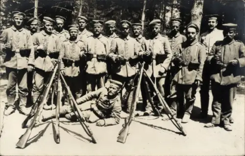 Foto Ak Deutsche Soldaten in Uniform, Gruppenbild, Gewehre