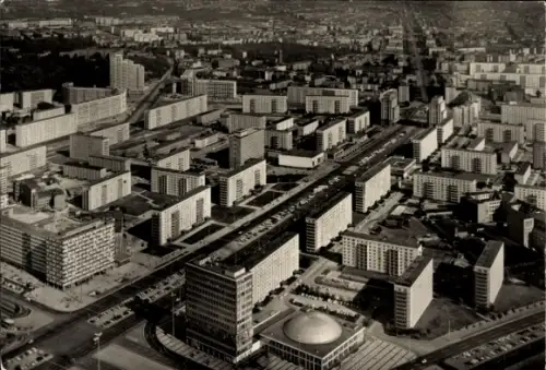 Ak Berlin Mitte, Luftaufnahme von  Wohnblocks, Fernseh- und UKW-Turm, DDR