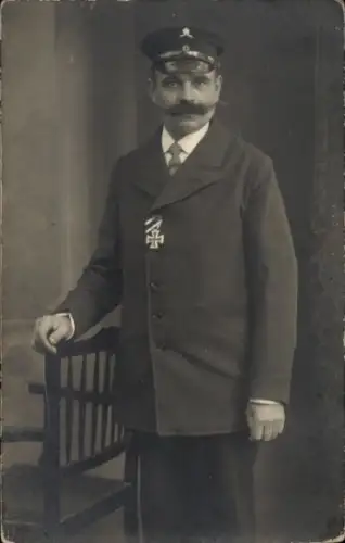 Foto Ak Veteran mit Eisernem Kreuz, Uniformmütze, Anzug