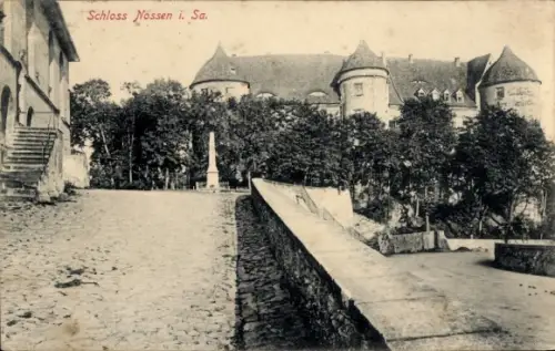Ak Nossen in Sachsen, Schloss mit Kriegerdenkmal