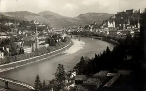 Ak Salzburg in Österreich, Fluss mit geschwungener Uferlinie, mehrere Brücken, Stadtsilhouette mi