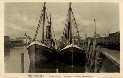 Ak Geestemünde Bremerhaven,  Fischereihafen, Fischdampfer, Kohlen einnehmend