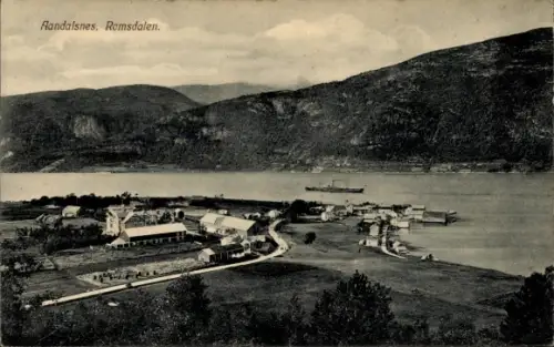 Ak Romsdalen Norwegen, Aandalsnes, Totalansicht vom Ort am Wasser