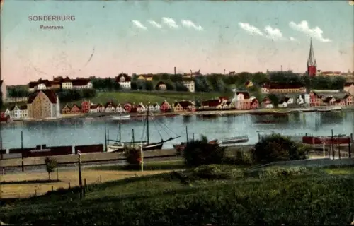 Ak Sønderborg Sonderburg Dänemark,  Panorama, Hafen, Uferstraße, Segelboote, Kirchturm