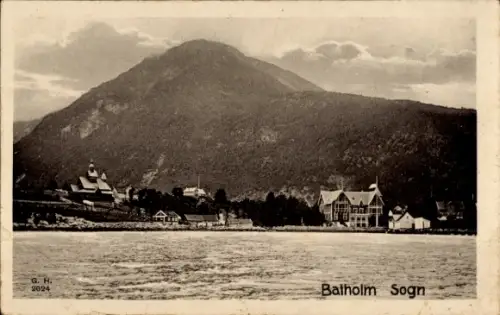 Ak Balholm Sogn Norwegen,  Stabkirche, Uferbauten, Berg im Hintergrund