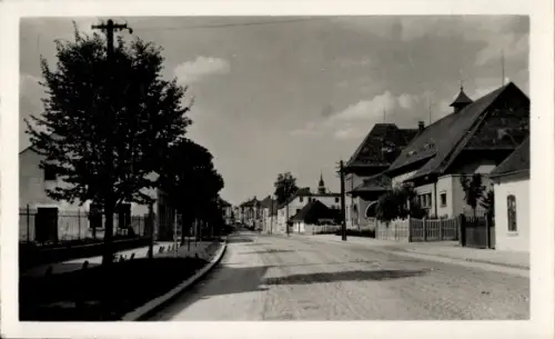 Ak Nový Bydžov Neu Bidschow Region Königgrätz,  Straßenansicht, Kirchturm