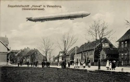 Ak Vienenburg Goslar am Harz, Zeppelin Luftschiff Hansa über der Goslarer Straße