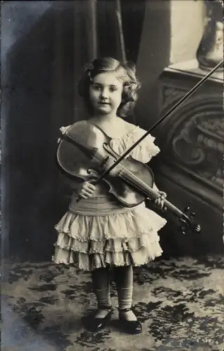 Foto Ak Mädchen mit Geige, Geigenspielerin