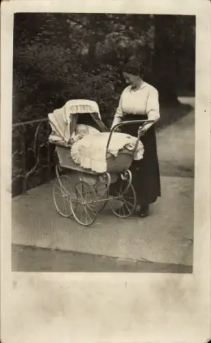 Foto Ak Frau, Kind im Kinderwagen