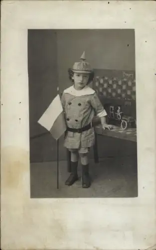 Foto Ak Kind-Porträt, Fahne, Pickelhaube