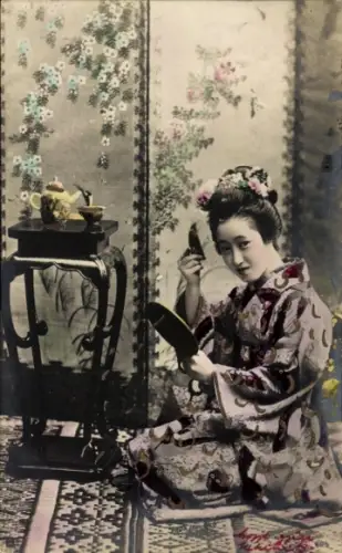 Präge Ak Japanerin in Tracht, Wohnstube, Kamm