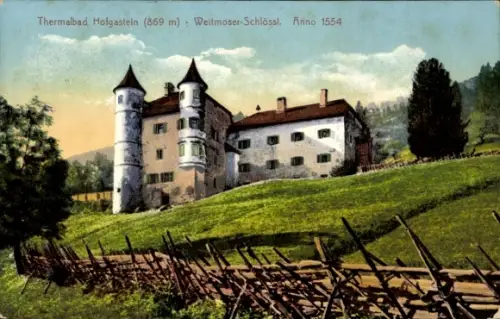 Ak Bad Hofgastein in Salzburg, Weißes Gebäude mit zwei runden Türmen, grüner Hang, Holzzaun, Bäum