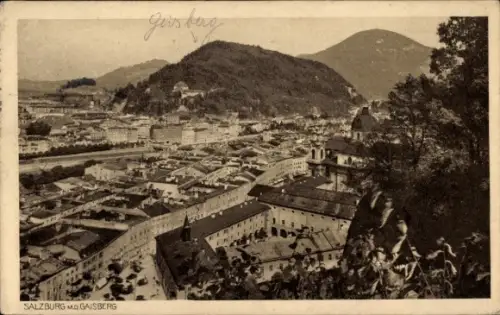 Ak Salzburg in Österreich, Stadtpanorama mit Fluss, bewaldeter Hügel, Dachlandschaft und Kirchtur
