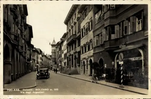 Ak Bozen Bolzano Südtirol, Straßenansicht, Café