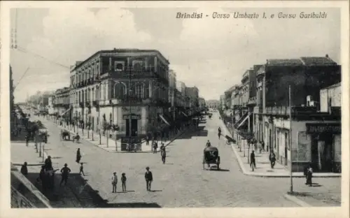 Ak Brindisi Puglia,  Corso Umberto I., Corso Garibaldi, Straßenkreuzung