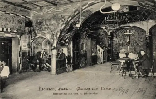 Ak Klausen Chiusa d'Isarco Südtirol, Blick in den Gasthof zum Lamm