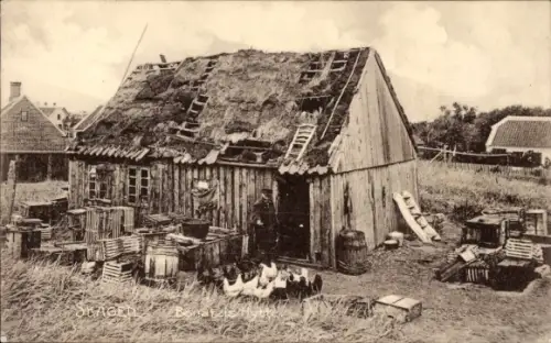 Ak Skagen Dänemark,  Reetdachschuppen, Hühner, Holzkisten, Fässer