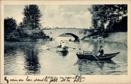 Ak Krefeld am Niederrhein, Boote auf dem Stadtwald Teich, Brücke