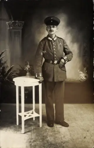 Foto Ak Berlin Marzahn Biesdorf an der Ostbahn, Mann in Uniform, Luftschiff-Hafen, Abteilung 2