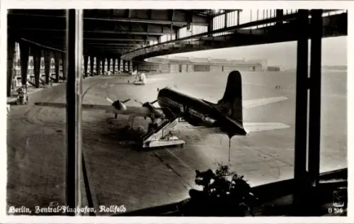 Ak Berlin Tempelhof, Blick auf den Zentral Flughafen, Rollfeld, Flugzeug