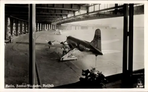 Ak Berlin Tempelhof, Blick auf den Zentral Flughafen, Rollfeld, Flugzeug