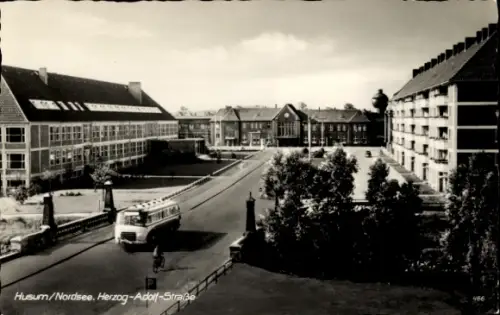 Ak Husum in Nordfriesland, Blick auf die Herzog Adolf Straße, Bus