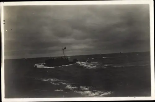 Foto Kriegsschiff, Minenboot bei schwerer Dünung