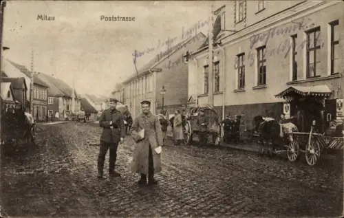 Ak Jelgava Mitau Lettland, Mitau, Poststrasse, Soldaten, Pferde-Kutschen, Kopfsteinpflaster