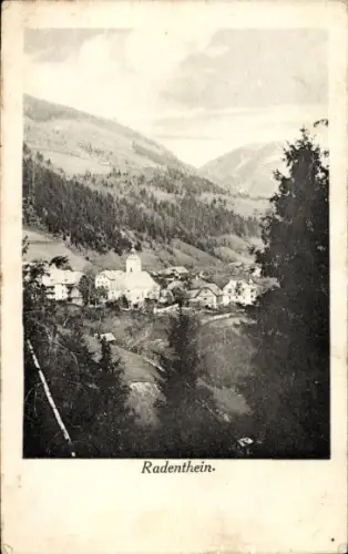 Ak Radenthein in Kärnten,  Ortsansicht, Kirche, Dorf im Tal, Berge, Wald