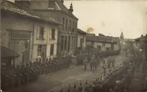 Foto Ak Kriegsschauplatz 1. WK, deutsche Soldatenparade auf einer Straße, Lichtspielhaus, Kino