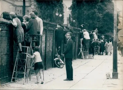 Foto Berlin, Westberliner auf Leitern an der Mauer in der Bernauerstraße, 1962