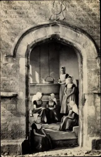 Ak Vlissingen Zeeland Niederlande, Isle of Walcheren, Mädchen und Frau in Tracht in Brunnenhaus