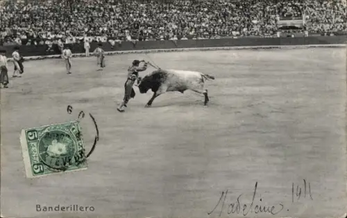 Ak Stierkampf, Banderillero, Stier und Torero in der Arena