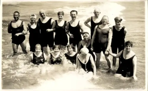 Foto Ak Gruppe in Bademoden im flachen Wasser