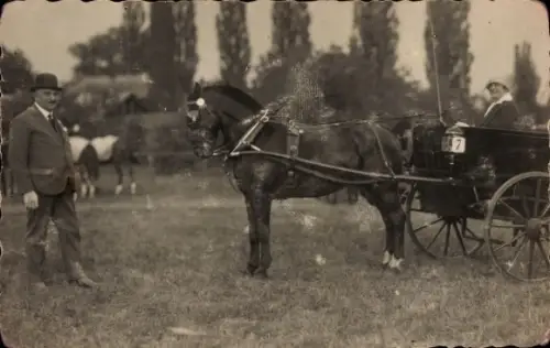Foto Ak Kutsche Nr. 7 mit Zugpferd, Mann, Frau