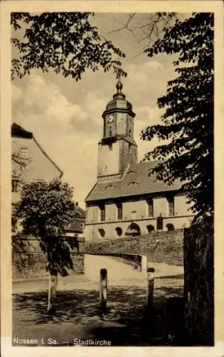 Ak Nossen in Sachsen, Kirchturm mit Uhr, Ufer mit Pfählen, Mauer/Brücke, Laubbäume, Weg