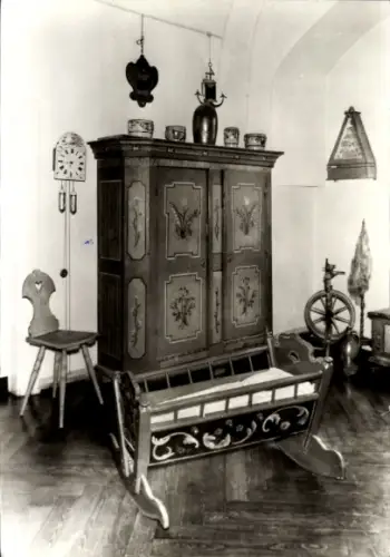 Ak Nossen in Sachsen, Heimatmuseum  Bauernmöbel (18./19. Jh.), Wiege, Bauernschrank, Spinnrad