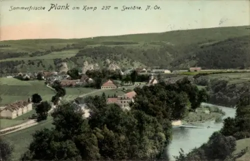 Ak Plank am Kamp Niederösterreich, Fluss, Ufer mit Bäumen, Dorf mit Kirchturm, Felder, Hügel
