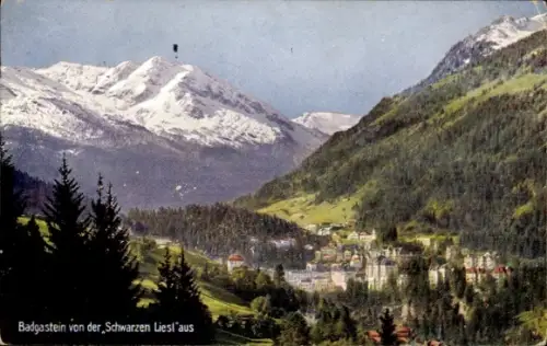 Ak Bad Gastein Badgastein in Salzburg, Schneebedeckte Berggipfel, Nadelwald, Tal mit Dorf, Grüne 