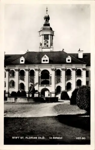 Ak St. Florian Oberösterreich, Stift St. Florian, Stiftshof