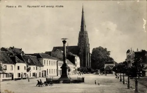 Ak Moers am Niederrhein, Neumarkt mit evang. Kirche, Denkmal