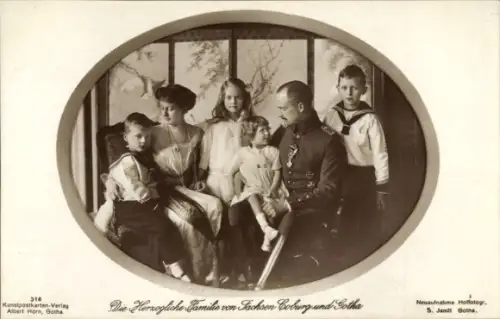 Ak Herzogliche Familie von Sachsen Coburg und Gotha, Carl Eduard, Viktoria Adelheid, Kinder