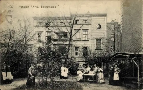 Ak Eberswalde in der Mark, Pension Pahl, Frauen im Garten