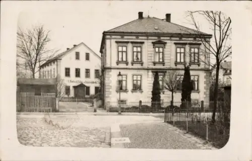 Ak Bischofswerda in Sachsen, Hausfront, Bäume, Straße, Schriftzug "Tabakefabrik"