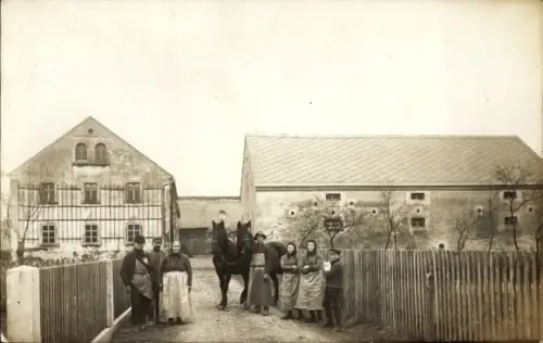 Foto Ak Truppen Königswartha in der Oberlausitz, Gehöft, Anwohner, Pferde